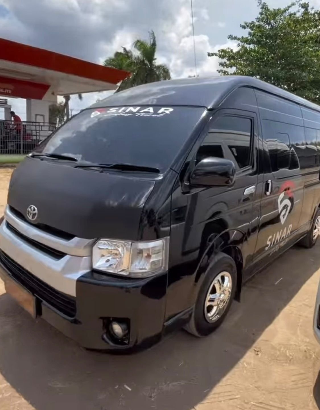 Interior bis ekonomi modern dengan kursi empuk berwarna biru dan tata cahaya yang baik